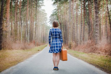 bavul yolda olan, genç kız