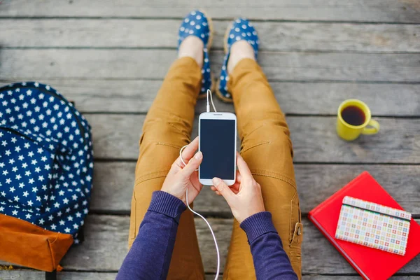 Unga hipster kvinna använder smarta telefonen utomhus — Stockfoto