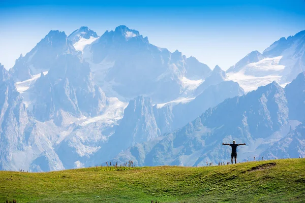 Feliz excursionista disfrutando de la vista. Montañas del Cáucaso — Foto de Stock