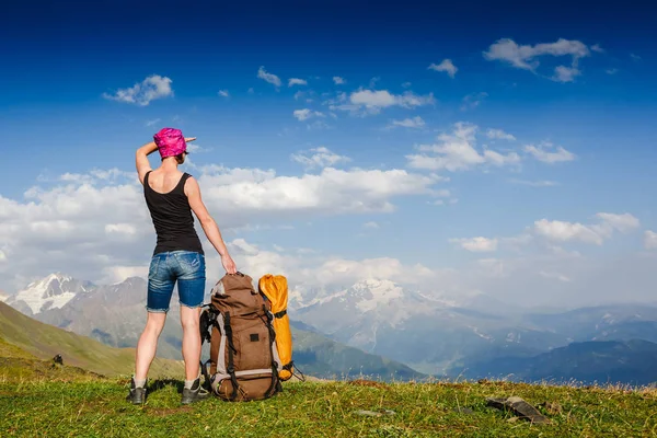 Vrouw backpacker in de bergen genieten van het uitzicht — Stockfoto