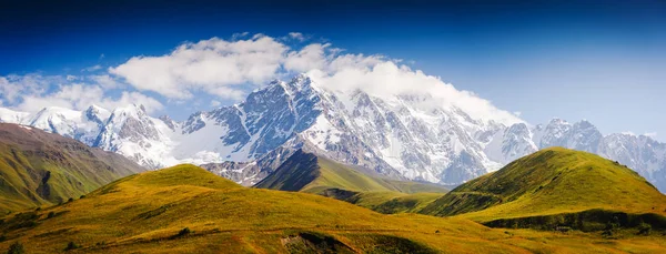 Kafkasya dağlarındaki alp otlaklarının güzel manzarası. Yukarı Svaneti, Georgia. — Stok fotoğraf