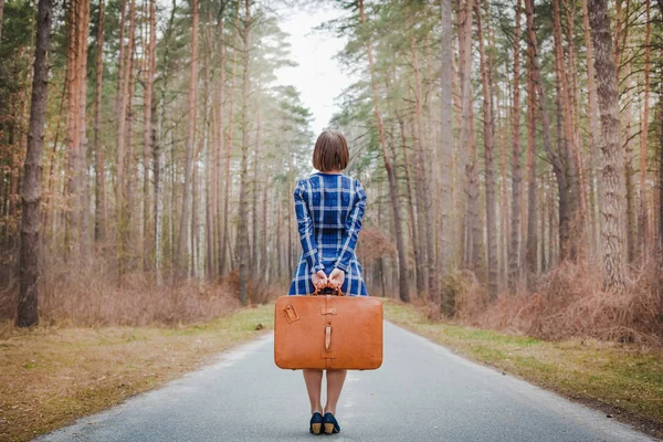 bavul yolda olan, genç kız