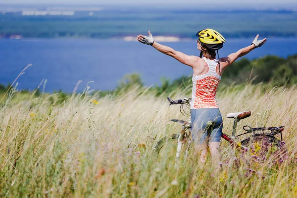 VTT femme avec vélo profiter des vacances d'été dans la belle prairie — Photo