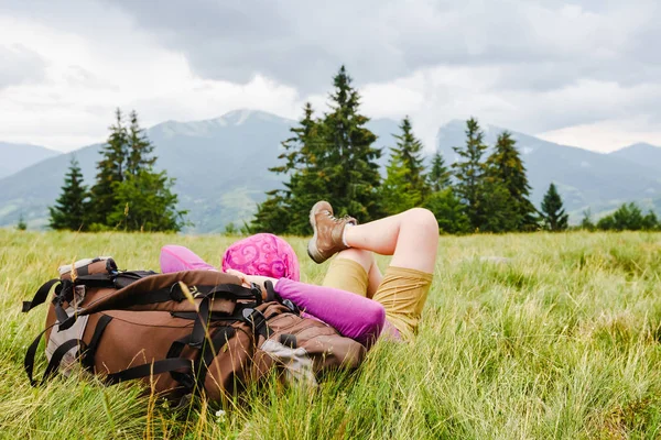 Vrouw backpacker genieten van het uitzicht op de groene zomer bergen — Stockfoto
