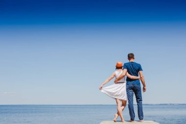 Mutlu çift sahilde romantik tatil keyfi