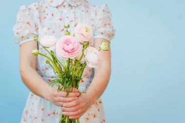 Çiçek hediye için. Güzel tipik kadın elinde. Bahar zamanı ve ilham