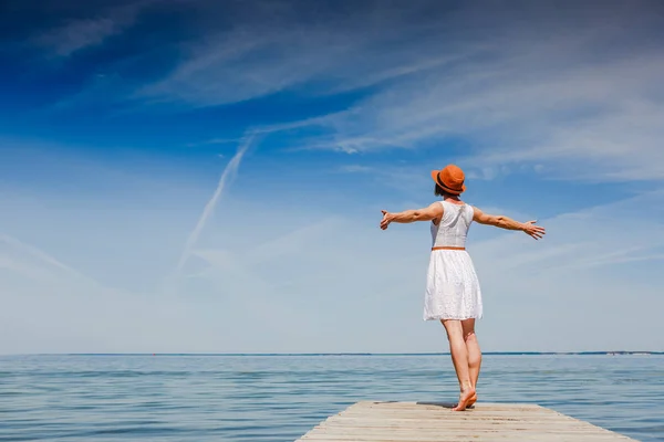 Frau im Sommerurlaub genießt den Blick aufs Meer — Stockfoto