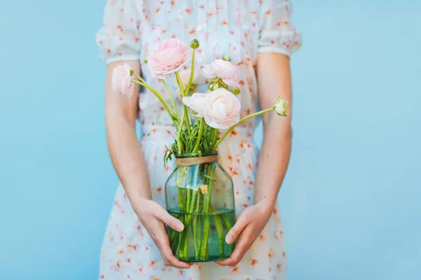 Flores para regalar. Hermoso ranúnculo en manos femeninas. Primavera ti — Foto de Stock