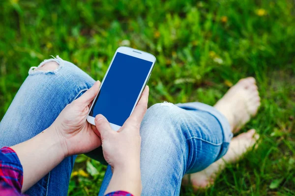 Kvinna med telefonen utomhus sommar dag — Stockfoto