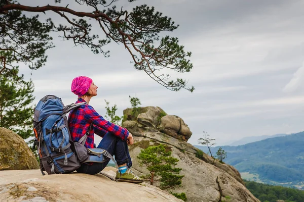 Vrouw backpacker in de bergen genieten van het uitzicht — Stockfoto