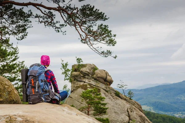 Mujer mochilero en las montañas disfrutar de la vista —  Fotos de Stock