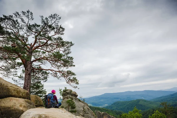 Woman backpacker in the mountains enjoy the view — Stock Photo, Image