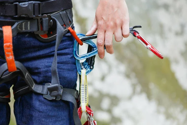 Escaladora com equipamento de escalada no cinto está pronta para subir. Desporto extremo — Fotografia de Stock