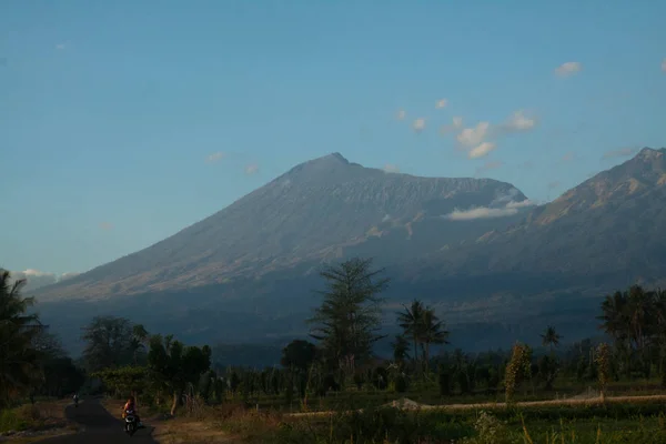 Landskap av Rinjani vulkanen. Indonesien — Stockfoto