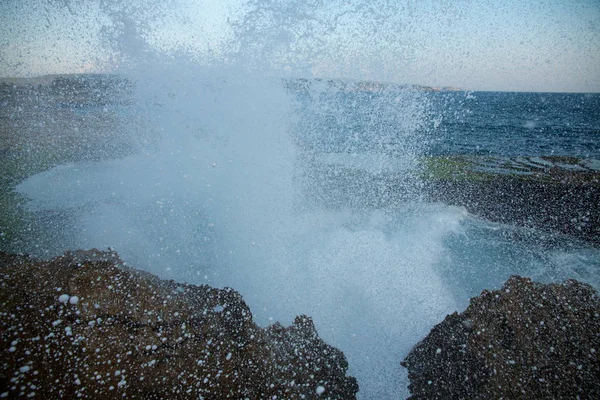 High wave breaking on the rocks