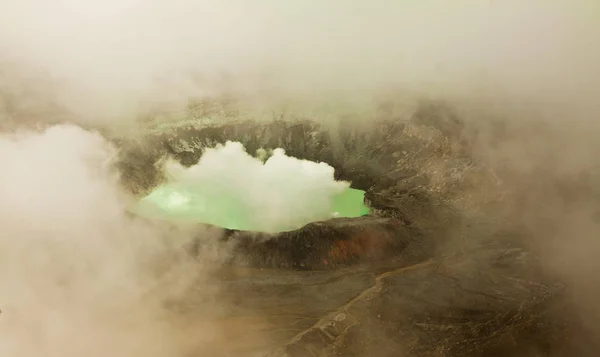 Вулкані ПЗАС з зелений дим — стокове фото