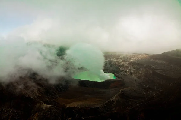 Vulcano Poas con fumo verde — Foto Stock