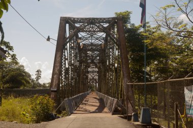 Eski vintage köprü Sixaola sınırında Kosta Rika ve Panama arasındaki boş.