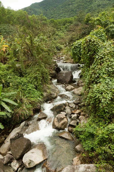 Cascada en el cielo pase, Vietnam — Foto de Stock