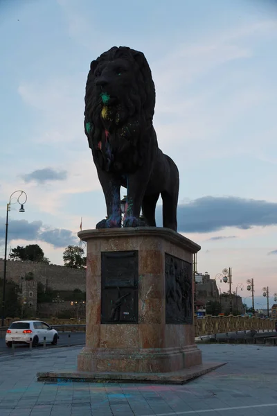 Lion statue in Skopje painted by protests — Stock Photo, Image