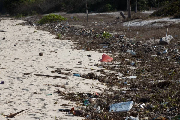 Contaminación: basura, plástico y residuos en la playa — Foto de Stock