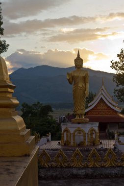 Günbatımı ile Buda heykeli Muang Xai, Laos
