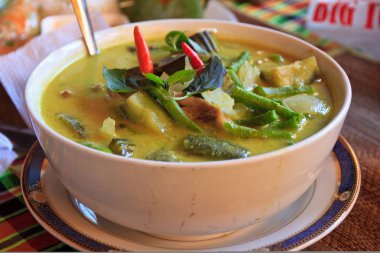 Tay yeşil köri ve pilav