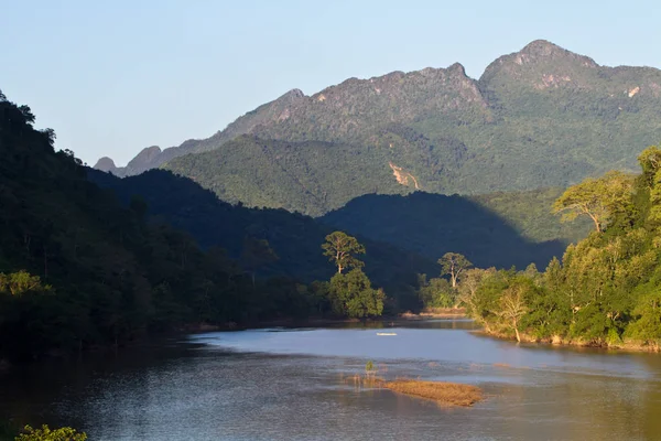 Río Nam Ou en el pueblo de Nong Khiaw — Foto de Stock