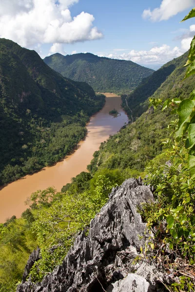 Río Nam Ou en el pueblo de Nong Khiaw — Foto de Stock