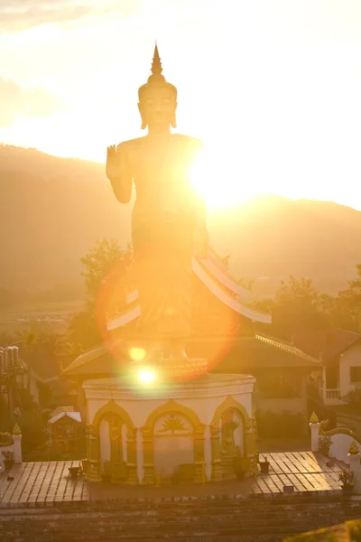 Закат со статуей Будды Муанг Шай, Лаос — стоковое фото
