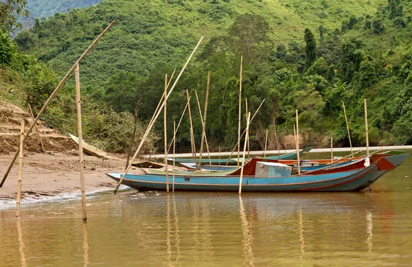 Barco de pesca en Nong Khiaw y el río Ou, Laos —  Fotos de Stock