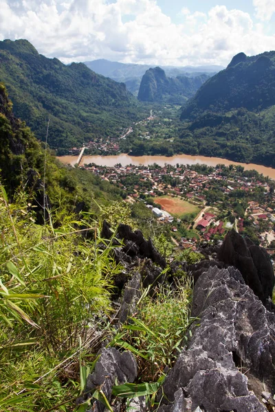 Río Nam Ou en el pueblo de Nong Khiaw — Foto de Stock