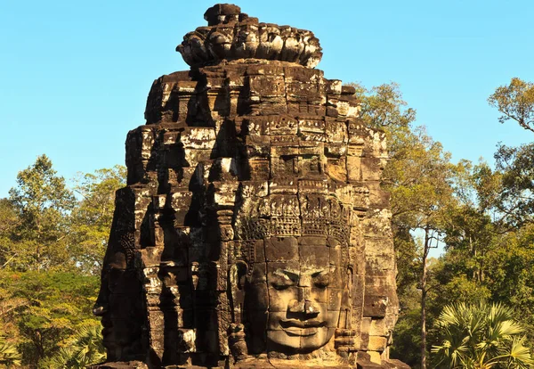 Oude stenen gezicht van Tempel Bayon, Angkor — Stockfoto