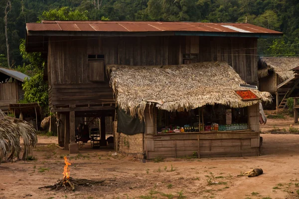 Piccolo negozio nel tradizionale villaggio laos — Foto Stock