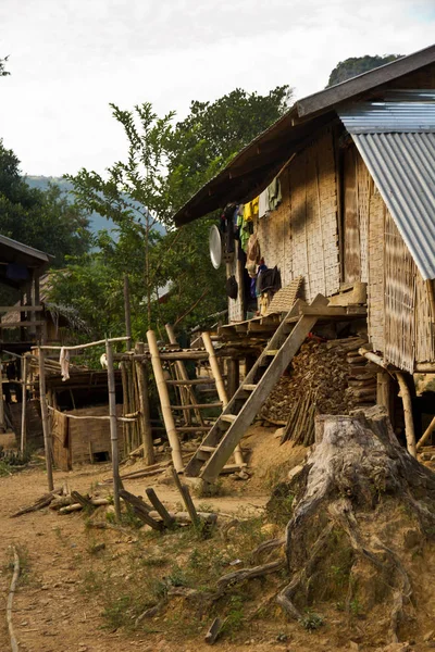 村庄和老挝孟星附近一座山 — 图库照片