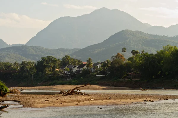 Río Nam Ou en el pueblo de Nong Khiaw — Foto de Stock