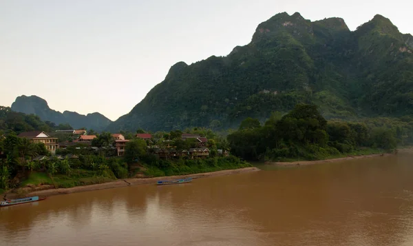 Nam Ou річка в селі Nong Khiaw — стокове фото