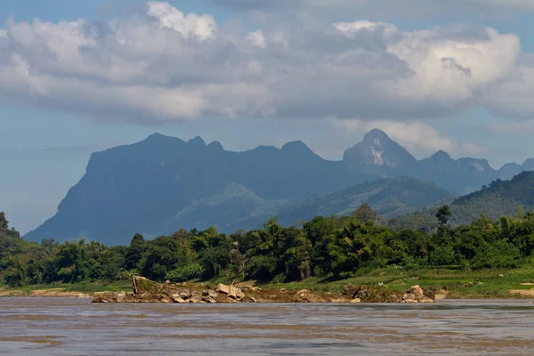 Vista de aves del río Nam Khan con montañas en el fondo Luang Prabang, Laos — Foto de Stock