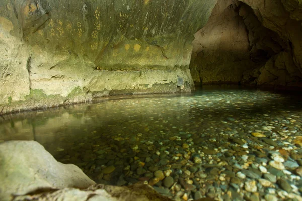 地下の川を洞窟します。 ストック写真