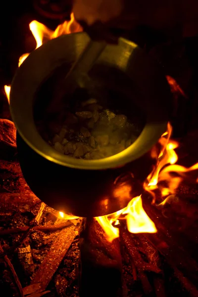 Eten koken boven een kampvuur — Stockfoto