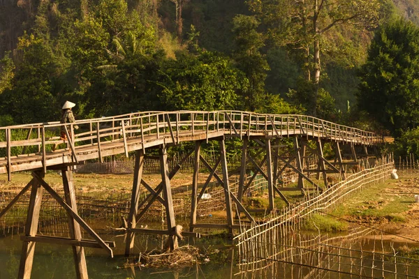 Nehri geçmek için yapılan basit ahşap köprü — Stok fotoğraf
