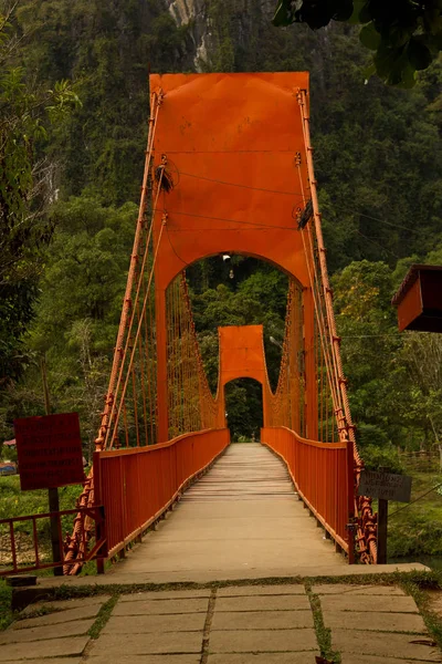 Kırmızı köprü. Vang Vieng Vientiane ili-Laos.