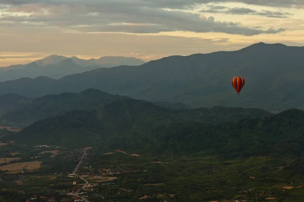 Landschap van Vang Vieng, Laos - hete lucht ballon in de hemel — Stockfoto