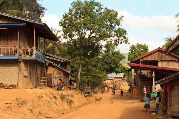 La vida cotidiana en un pequeño pueblo local en Laos — Foto de Stock