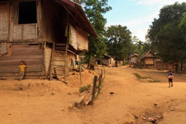 Yerel halkın günlük hayatlarının küçük köyde - kuzey Laos