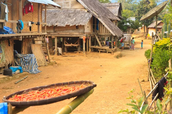 La gente local en su vida diaria en el pequeño pueblo - secando el chile al sol — Foto de Stock