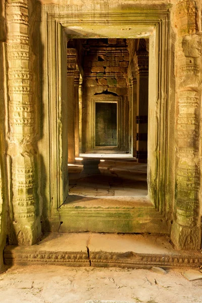 Corredor en un templo de Ankor Wat — Foto de Stock