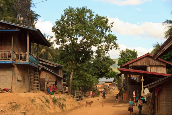 Helyi emberek mindennapi életük kis faluban - északi Laosz Jogdíjmentes Stock Fotók