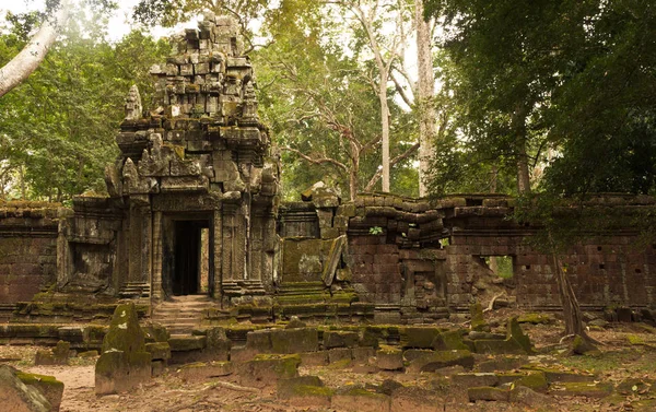 Templo Baphuon en Siem Reap, Camboya. El Baphuon es un templo en Angkor Thom —  Fotos de Stock