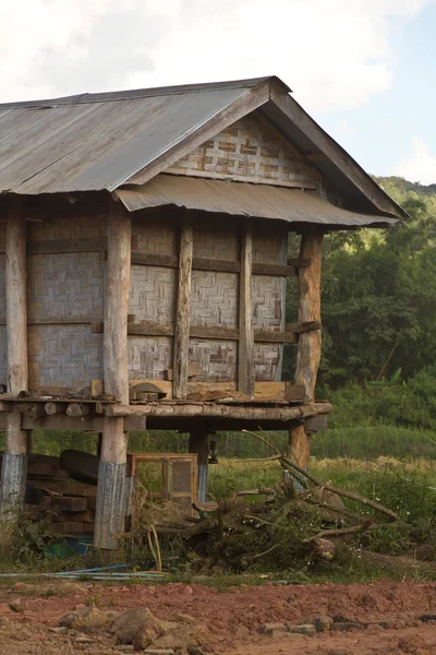 存储在老挝农村稻草的木小屋 — 图库照片